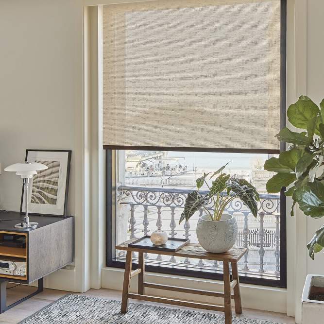 Estor enrollable Mocca Beige translucido ambiente